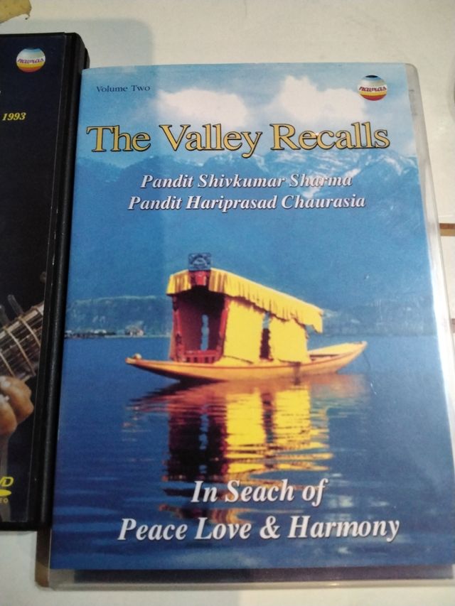 4 CDs y 2 DvD de musica indu