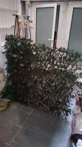 Reja extensible de madera con hojas