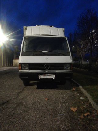 Mercedes-Benz mb180 caja aislada con equipo  frío