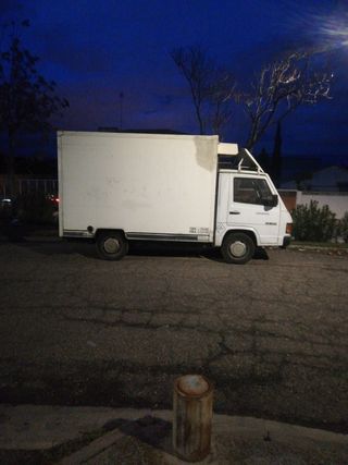 Mercedes-Benz mb180 caja aislada con equipo  frío