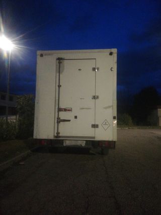 Mercedes-Benz mb180 caja aislada con equipo  frío