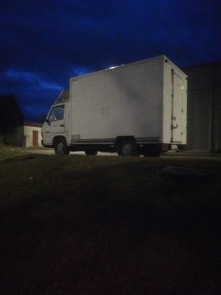 Mercedes-Benz mb180 caja aislada con equipo  frío