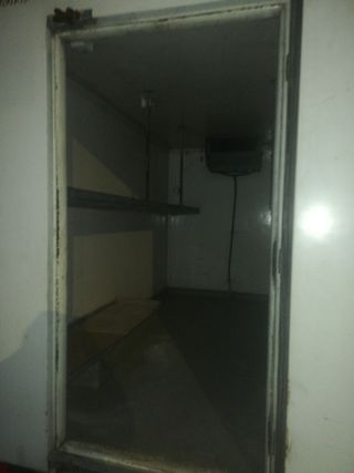 Mercedes-Benz mb180 caja aislada con equipo  frío