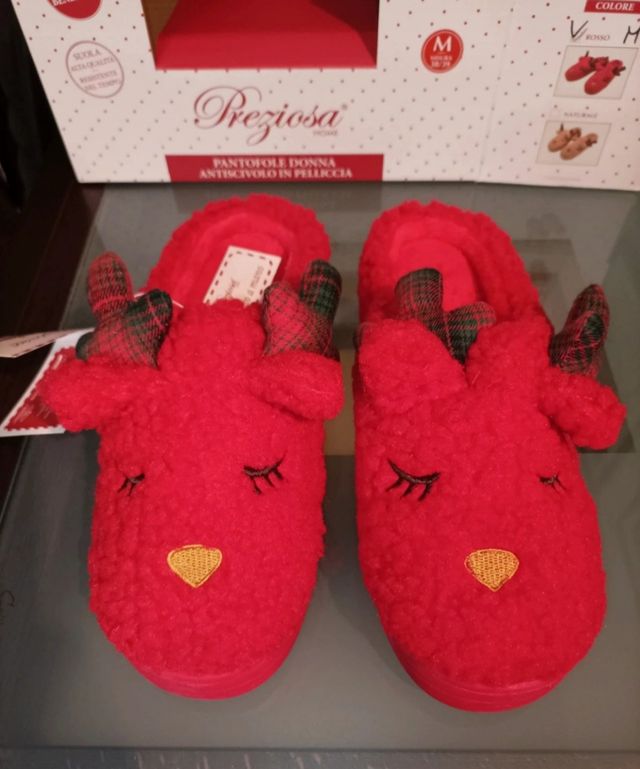 Pantofole in lana decorate a mano