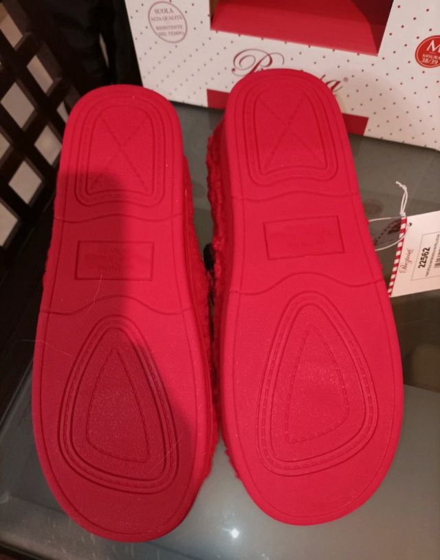 Pantofole in lana decorate a mano