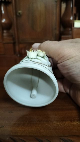 Figura porcelana campana