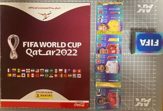 Álbum mundial 2022 Qatar con taco de repetidos.