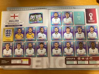 Álbum mundial 2022 Qatar con taco de repetidos.