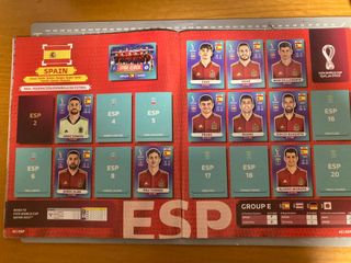 Álbum mundial 2022 Qatar con taco de repetidos.