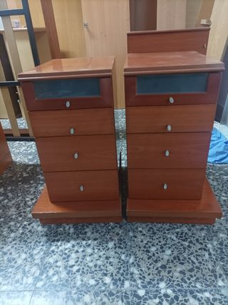 Cama matrimonio de 1,35 x 1,90y mesitas de noche