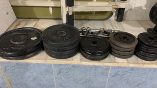 Banco de ejercicio y pesas