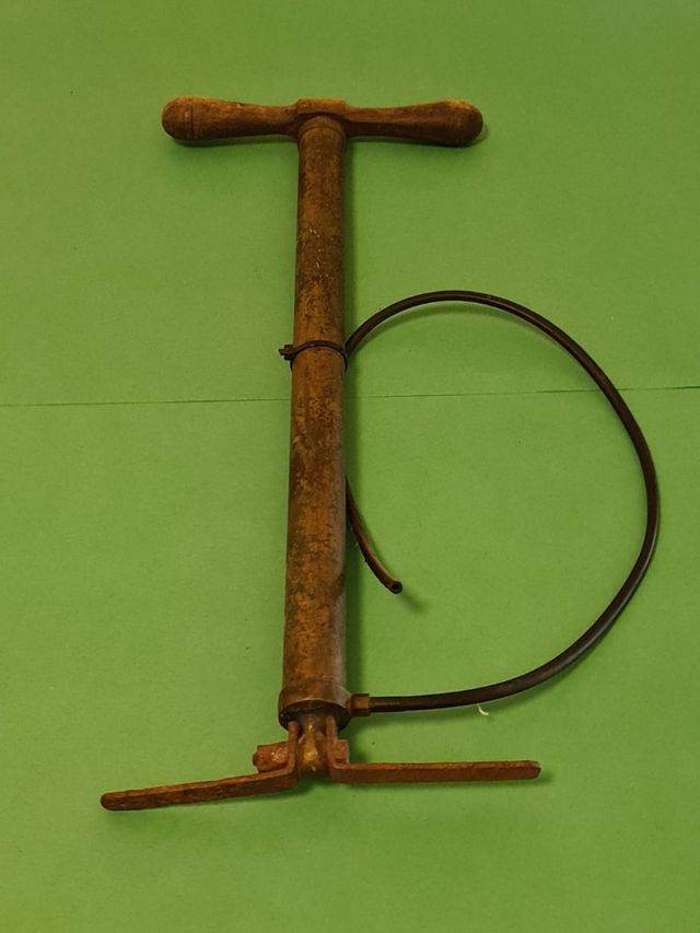 Antigua bomba de aire, hierro.