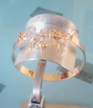 Pulsera brazalete doradas Guess 