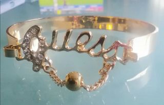 Pulsera brazalete doradas Guess 