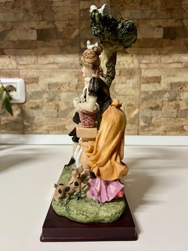 Soprammobile in resina con base in legno