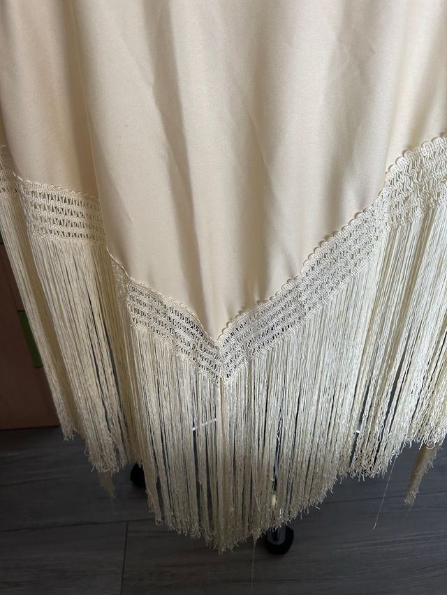 MANTON EN CREPÉ DE SEDA