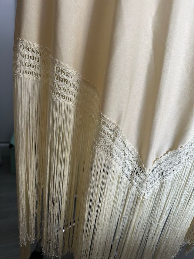 MANTON EN CREPÉ DE SEDA