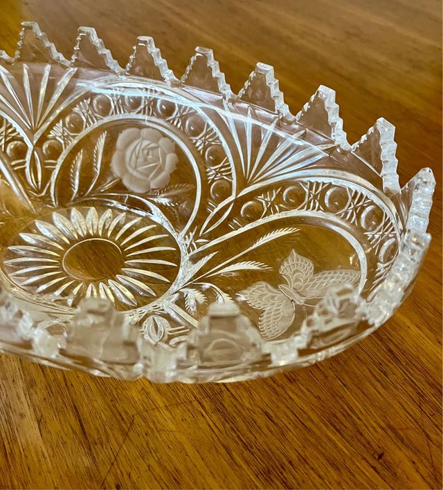 Fontana in cristallo intagliato a farfalla/rosa