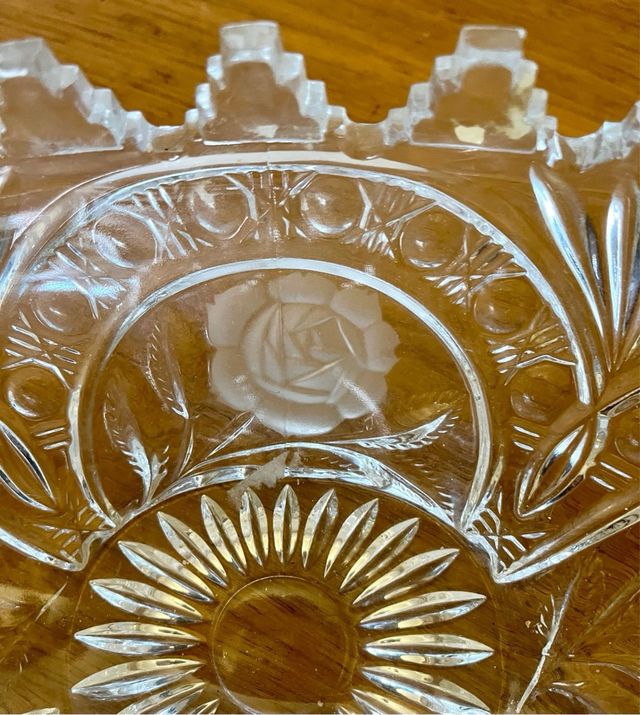 Fontana in cristallo intagliato a farfalla/rosa