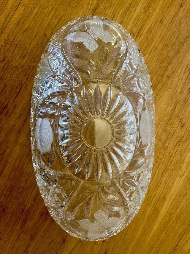 Fontana in cristallo intagliato a farfalla/rosa