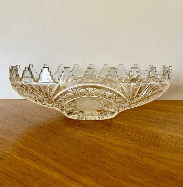 Fontana in cristallo intagliato a farfalla/rosa