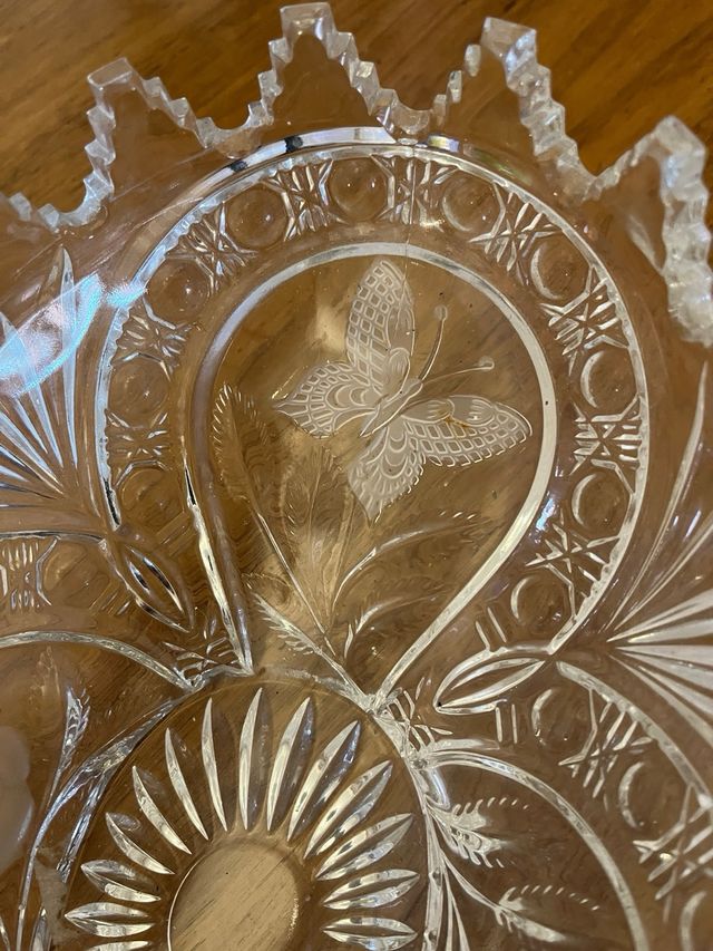 Fontana in cristallo intagliato a farfalla/rosa