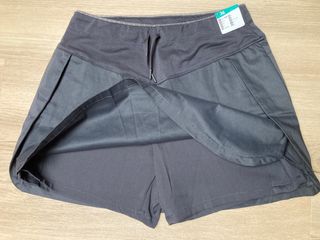Falda pantalon deportiva. Perfil solidario