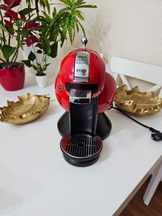 Cafetera Dolce Gusto roja grande. Nueva 