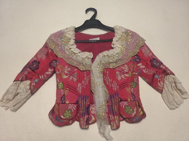 Traje de fallera de mujer.