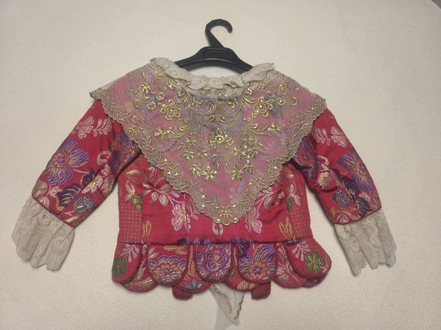 Traje de fallera de mujer.