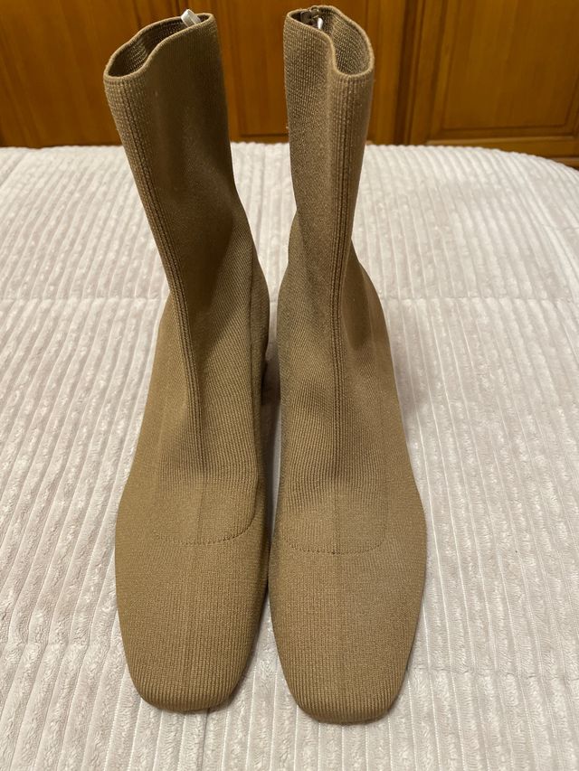 Botines elásticos de color beige oscuro. Talla 38