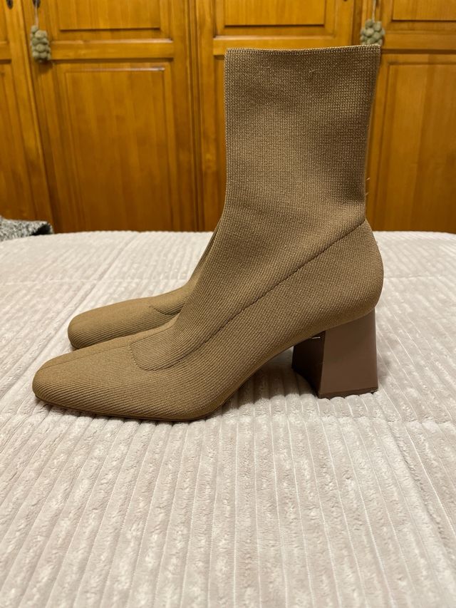 Botines elásticos de color beige oscuro. Talla 38
