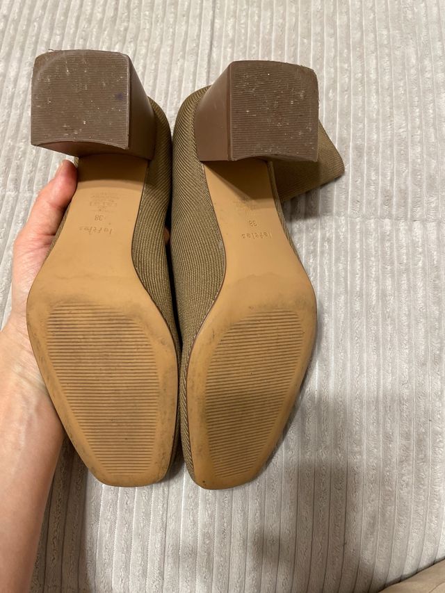 Botines elásticos de color beige oscuro. Talla 38