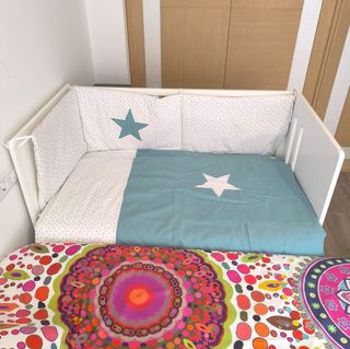 Cuna, colchón, chichonera, colcha, sábanas,...