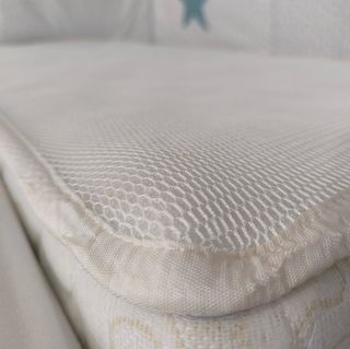 Cuna, colchón, chichonera, colcha, sábanas,...