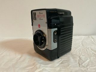 837.Cámara americana KODAK BROWNIE BULL’S EYE.1954