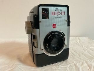 837.Cámara americana KODAK BROWNIE BULL’S EYE.1954