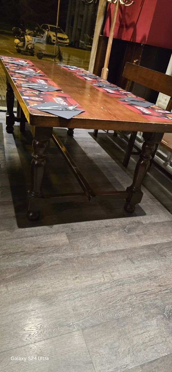 Mesa comedor con bancos,