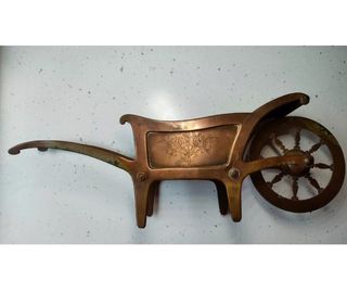 Antica cariola giocattolo in rame cesellata