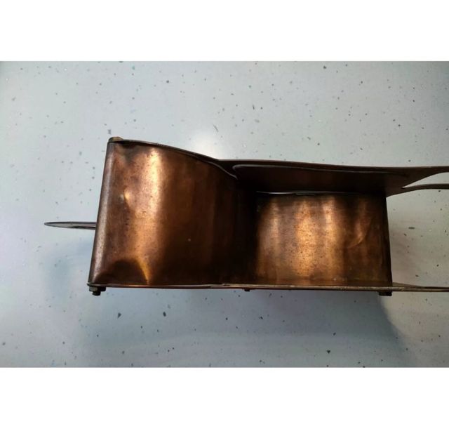 Antica cariola giocattolo in rame cesellata