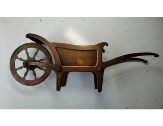 Antica cariola giocattolo in rame cesellata