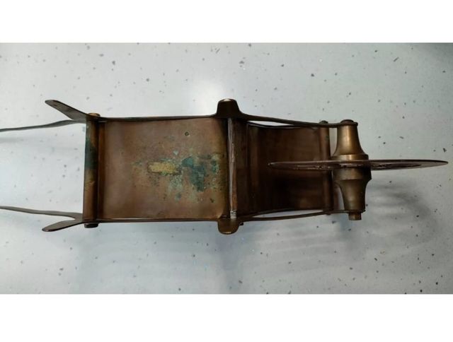 Antica cariola giocattolo in rame cesellata