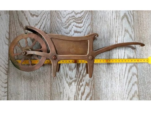 Antica cariola giocattolo in rame cesellata