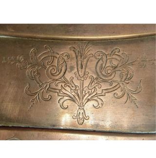 Antica cariola giocattolo in rame cesellata