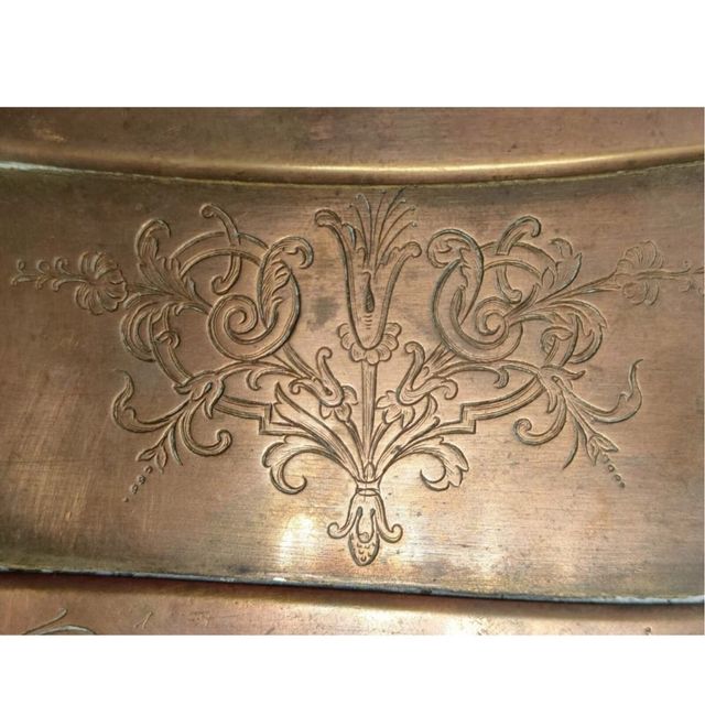 Antica cariola giocattolo in rame cesellata