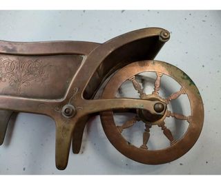 Antica cariola giocattolo in rame cesellata