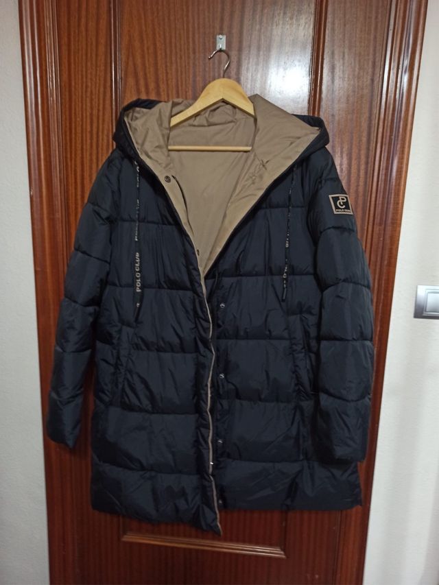 Abrigo negro reversible con capucha fija