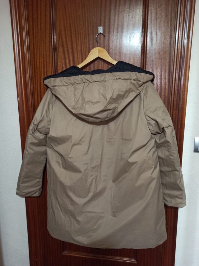 Abrigo negro reversible con capucha fija