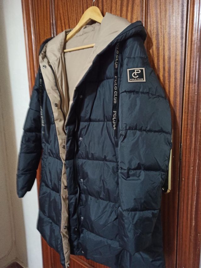 Abrigo negro reversible con capucha fija