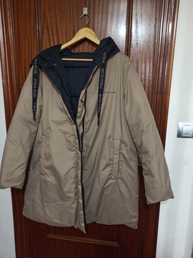 Abrigo negro reversible con capucha fija